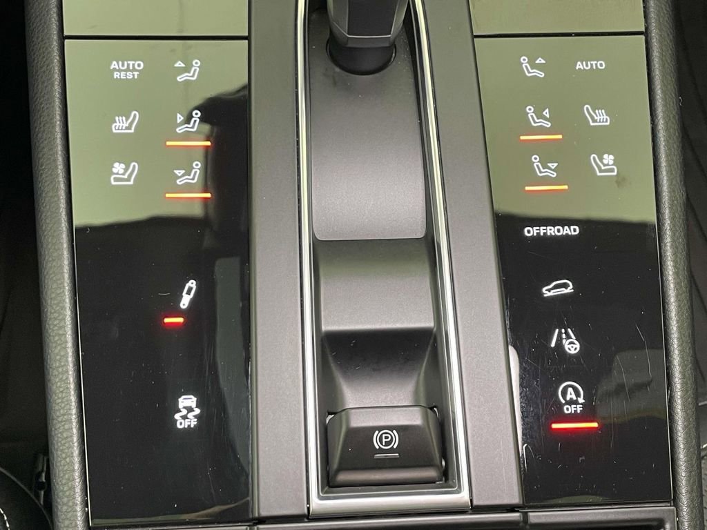 Certified 2025 Porsche Macan Turbo AWD/4WD image 34