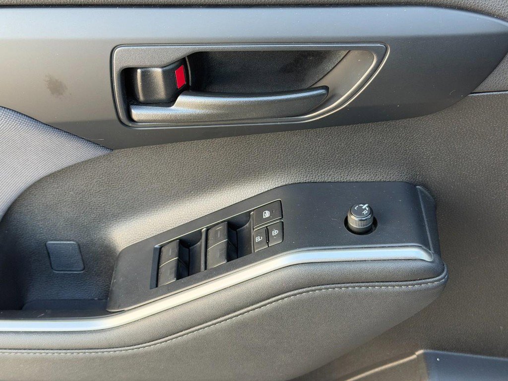Used 2023 Toyota Highlander LE image 17