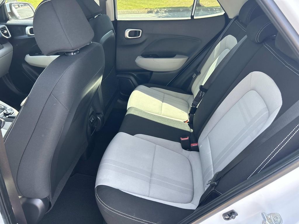 Used 2025 Hyundai Venue SEL FWD image 19