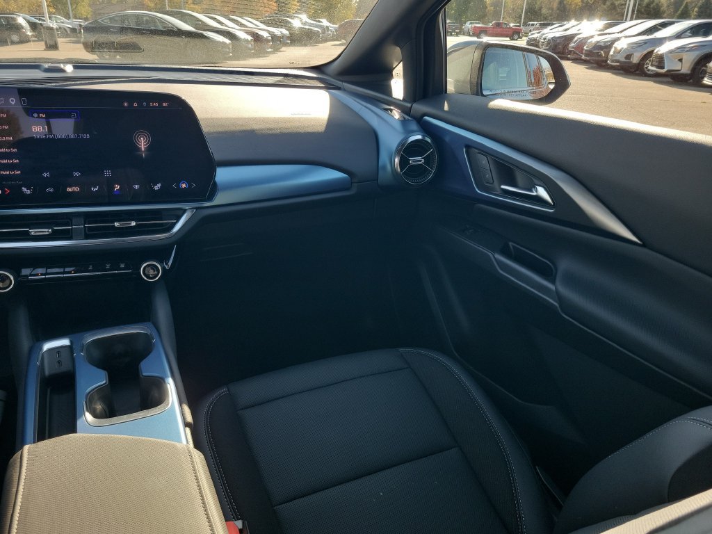 Certified 2025 Chevrolet Equinox EV LT AWD/4WD image 30