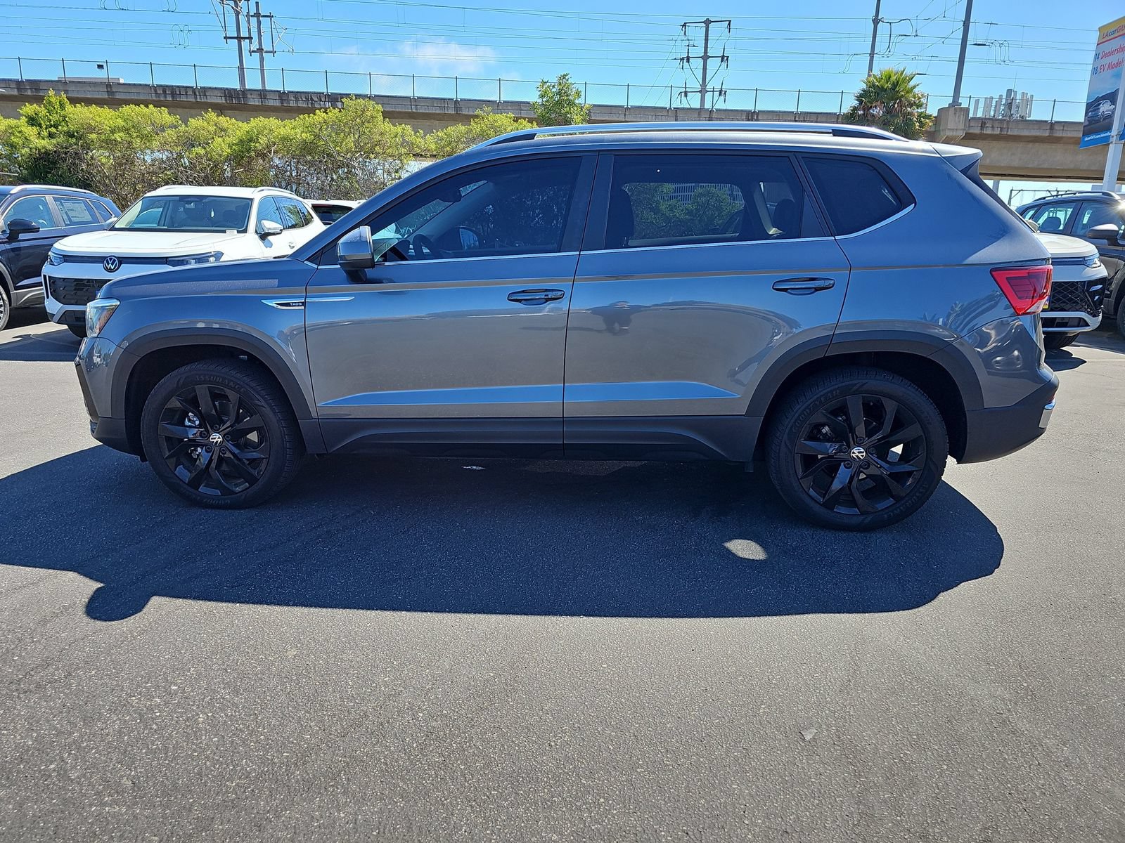 Used 2023 Volkswagen Taos SE w/ Panoramic Sunroof Package FWD image 8