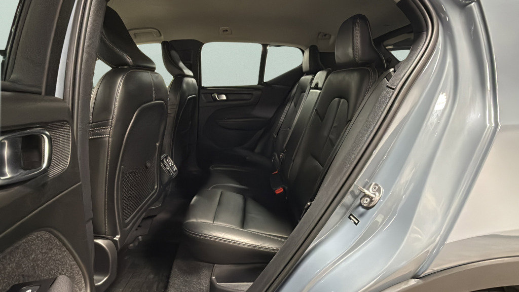 Used 2022 Volvo XC40 T5 Momentum image 28