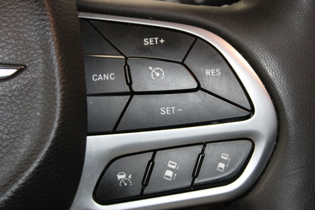 Used 2023 Chrysler Pacifica Touring-L FWD image 45