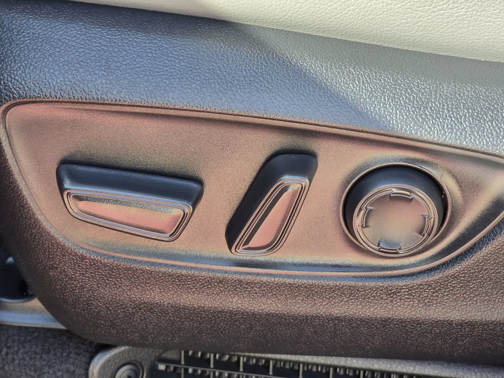 Used 2025 Toyota Sienna XLE FWD image 30