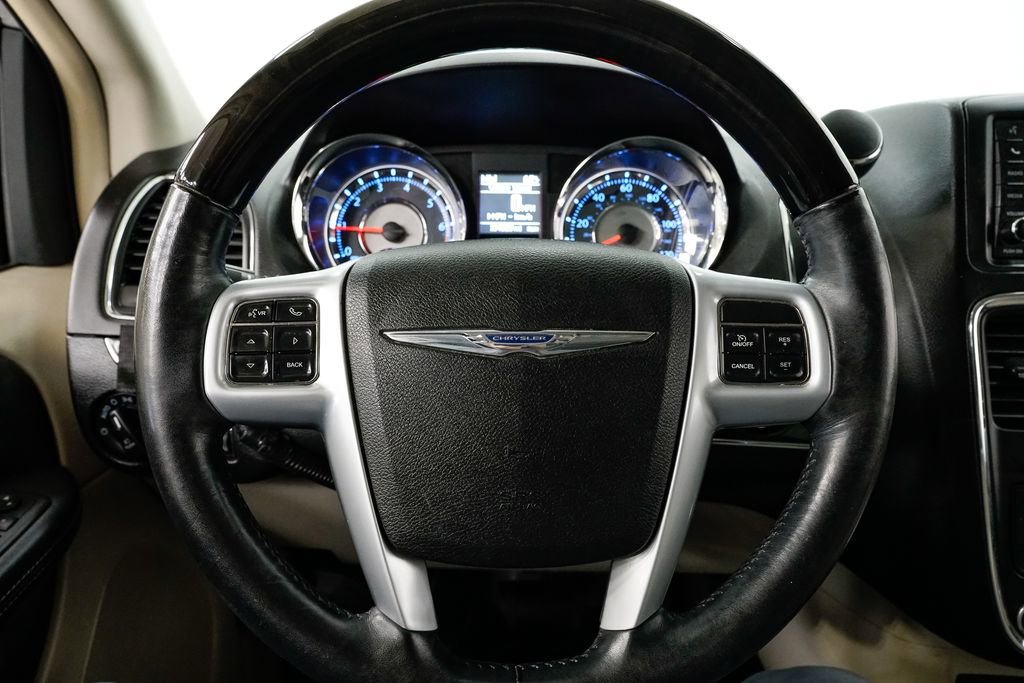 Used 2013 Chrysler Town & Country Limited image 17
