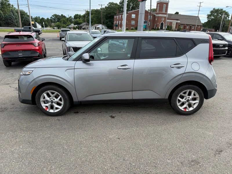 Certified 2022 Kia Soul LX w/ Technology Package FWD image 5