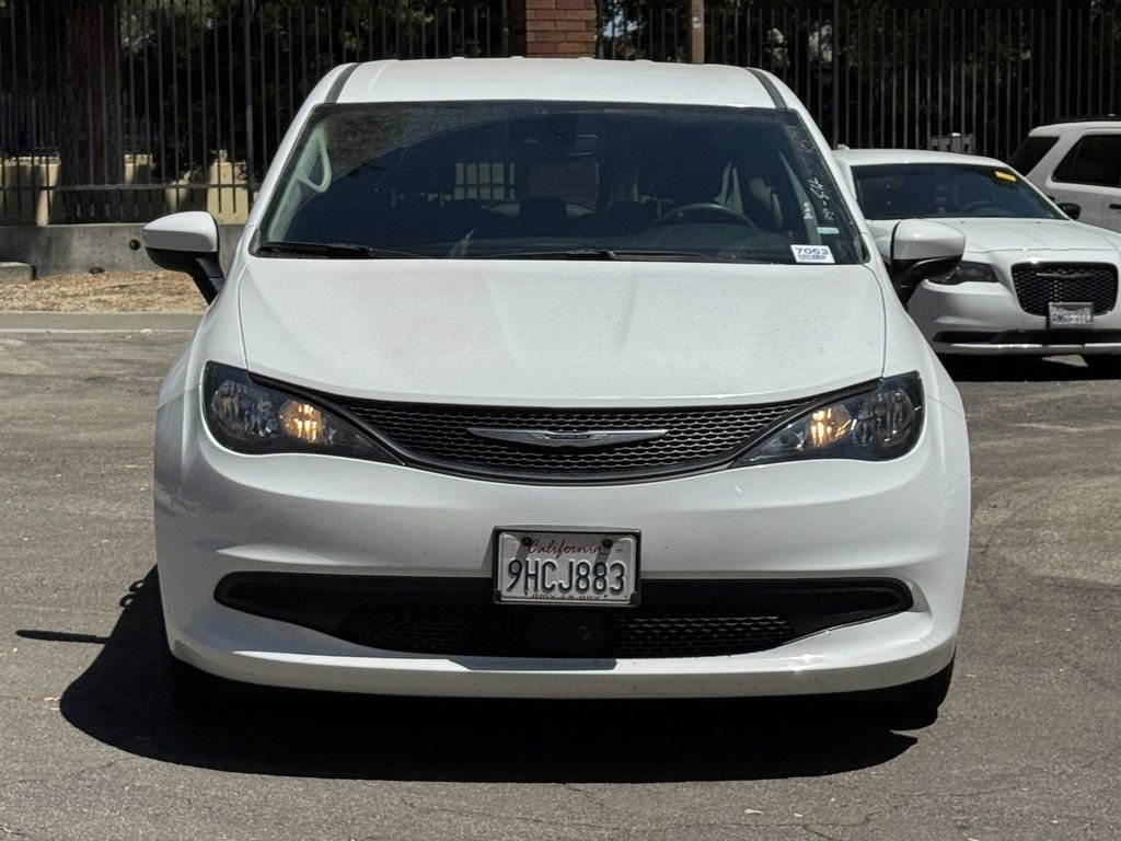 Used 2023 Chrysler Voyager LX FWD image 2