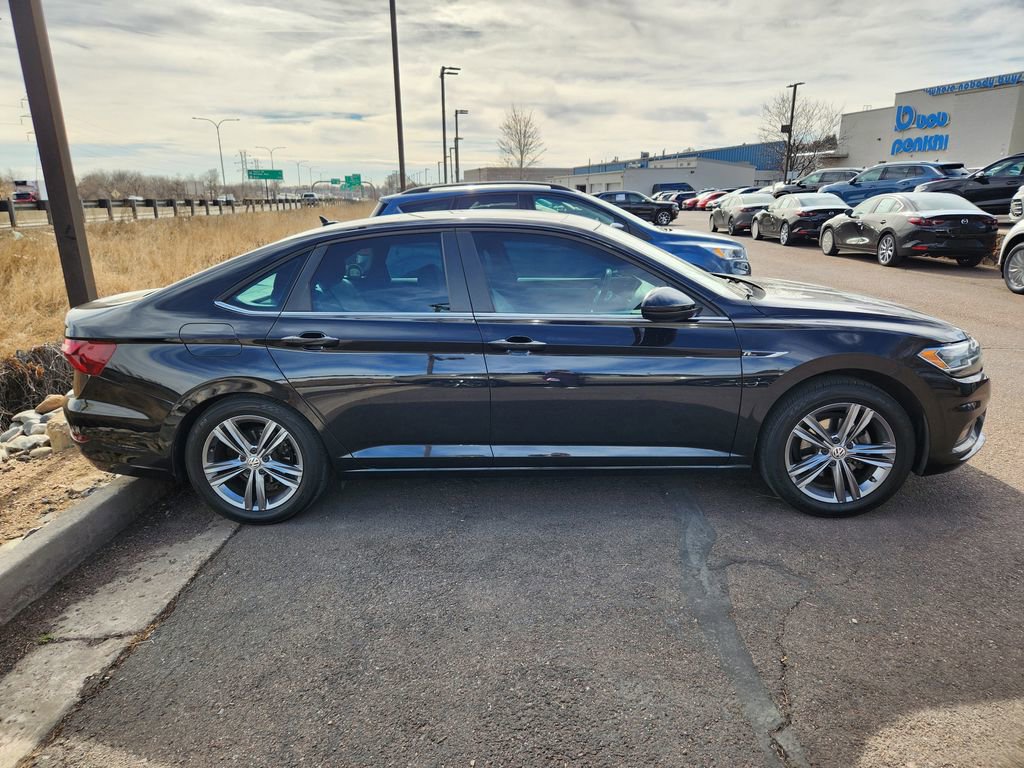 Used 2020 Volkswagen Jetta R-Line w/ R-Line Cold Weather Package image 4