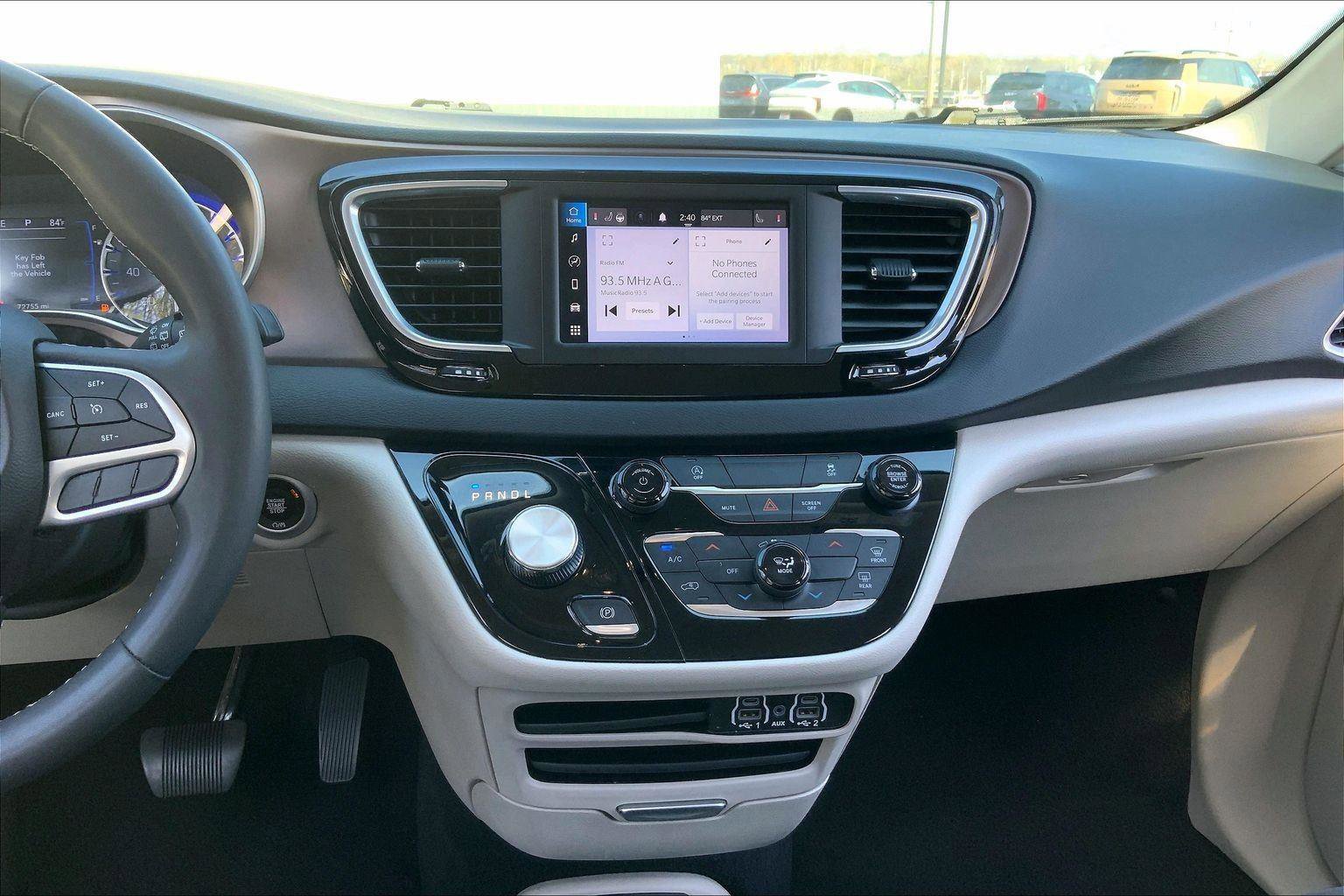 Used 2023 Chrysler Voyager LX FWD image 6