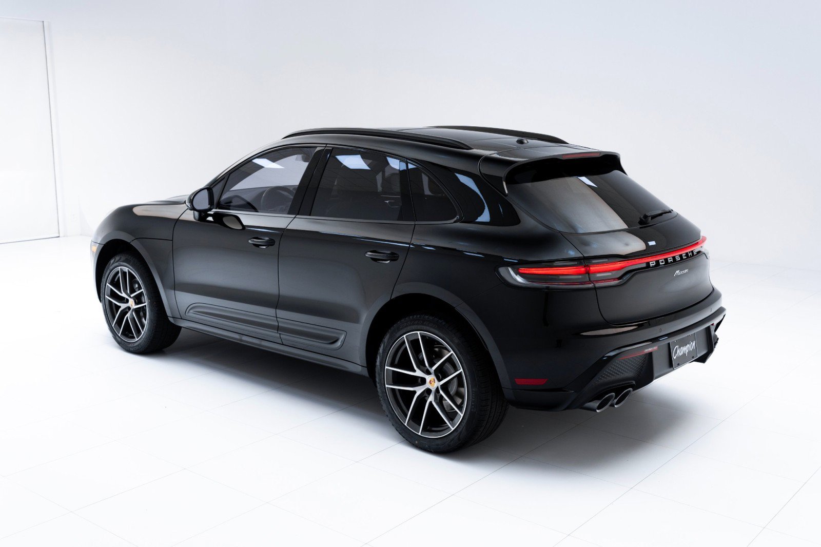 Certified 2025 Porsche Macan AWD/4WD image 3