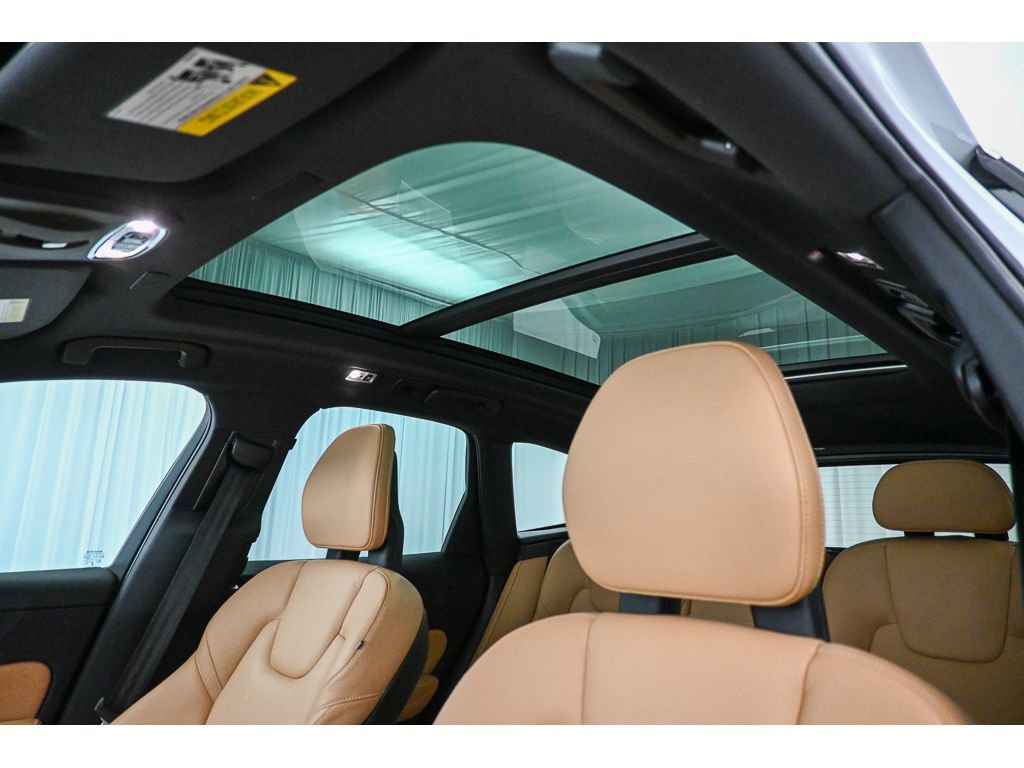 Used 2018 Volvo XC60 T6 Momentum w/ Vision Package image 37