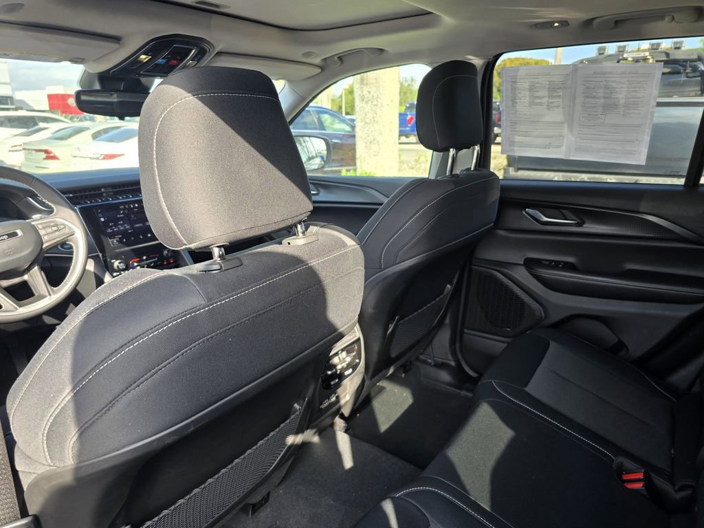 Used 2023 Jeep Grand Cherokee Laredo X image 13