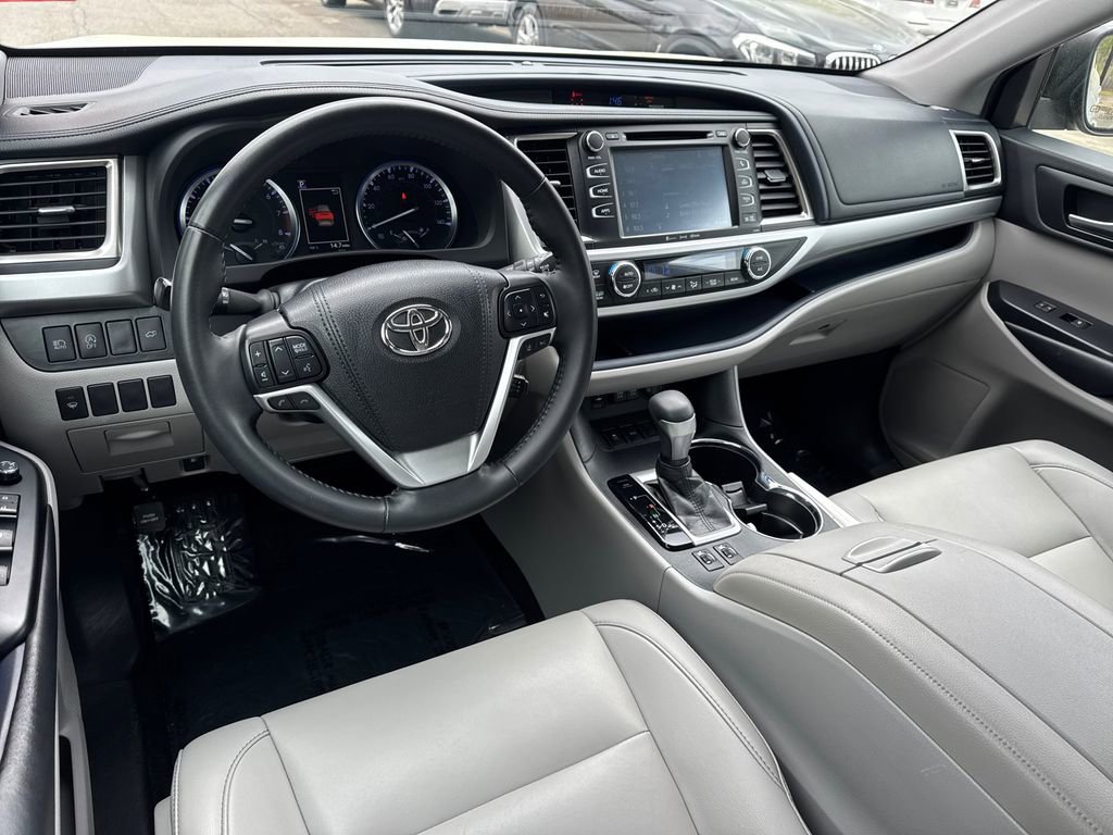 Used 2019 Toyota Highlander XLE FWD image 22