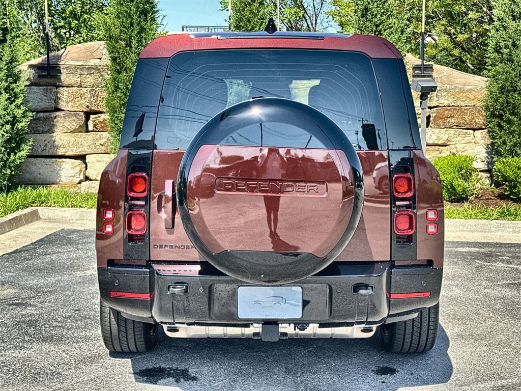 Used 2025 Land Rover Defender 130 X-Dynamic SE image 4
