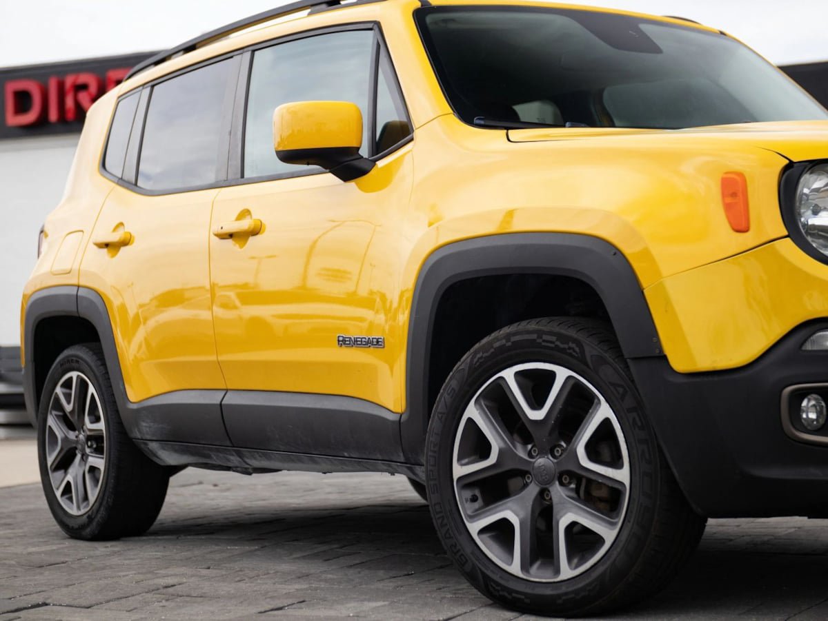 Used 2016 Jeep Renegade Latitude w/ Popular Equipment Group AWD/4WD image 2