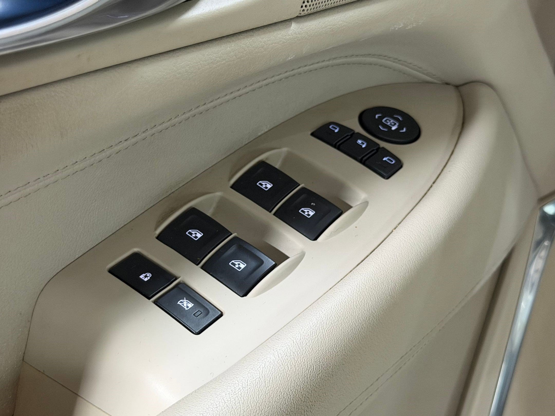 Used 2015 Cadillac Escalade Luxury AWD/4WD image 21