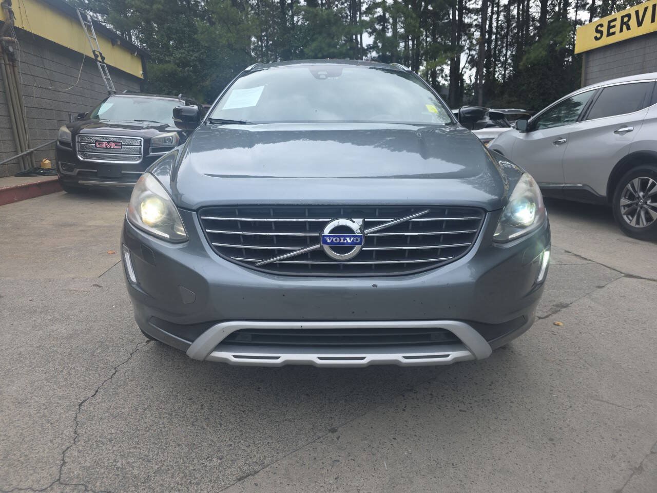 Used 2017 Volvo XC60 T6 Dynamic w/ Preferred Option Package AWD/4WD image 3