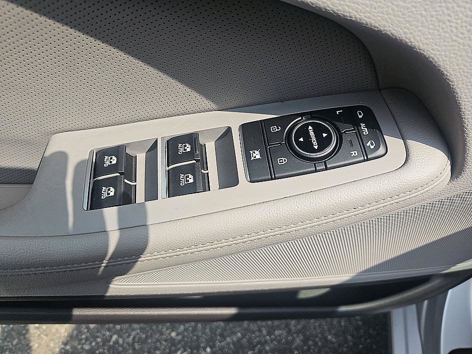 Used 2015 Hyundai Genesis 3.8 RWD image 12