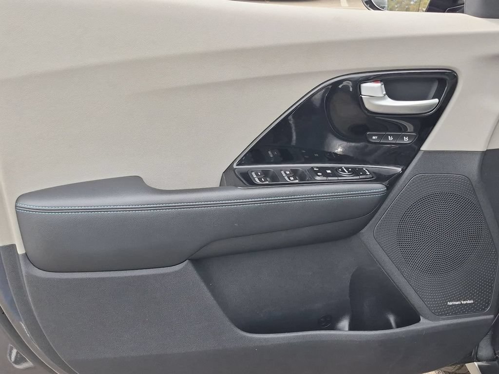 Used 2018 Kia Niro EX Premium FWD image 22
