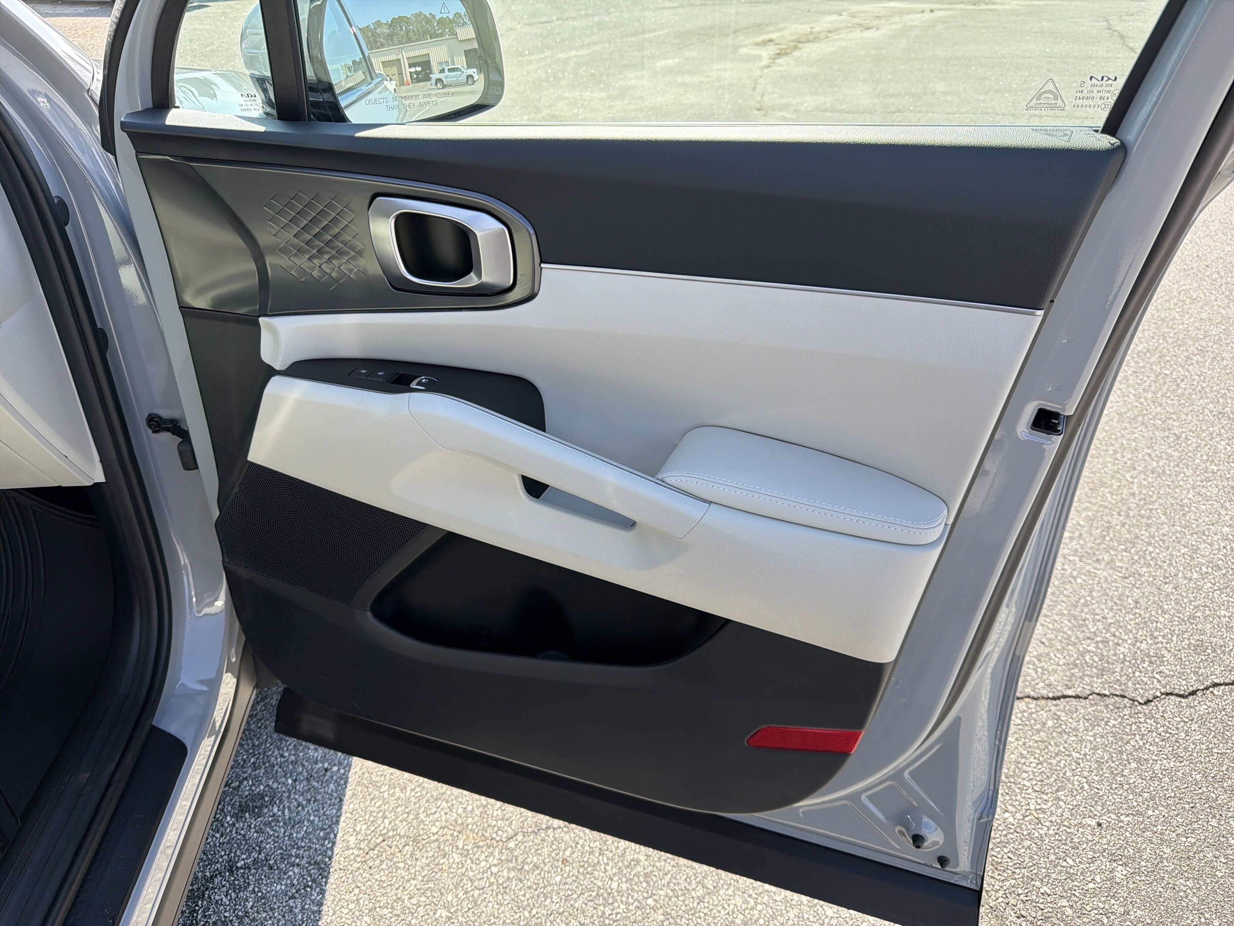 Used 2025 Kia Sorento EX w/ Panoramic Sunroof Package image 17