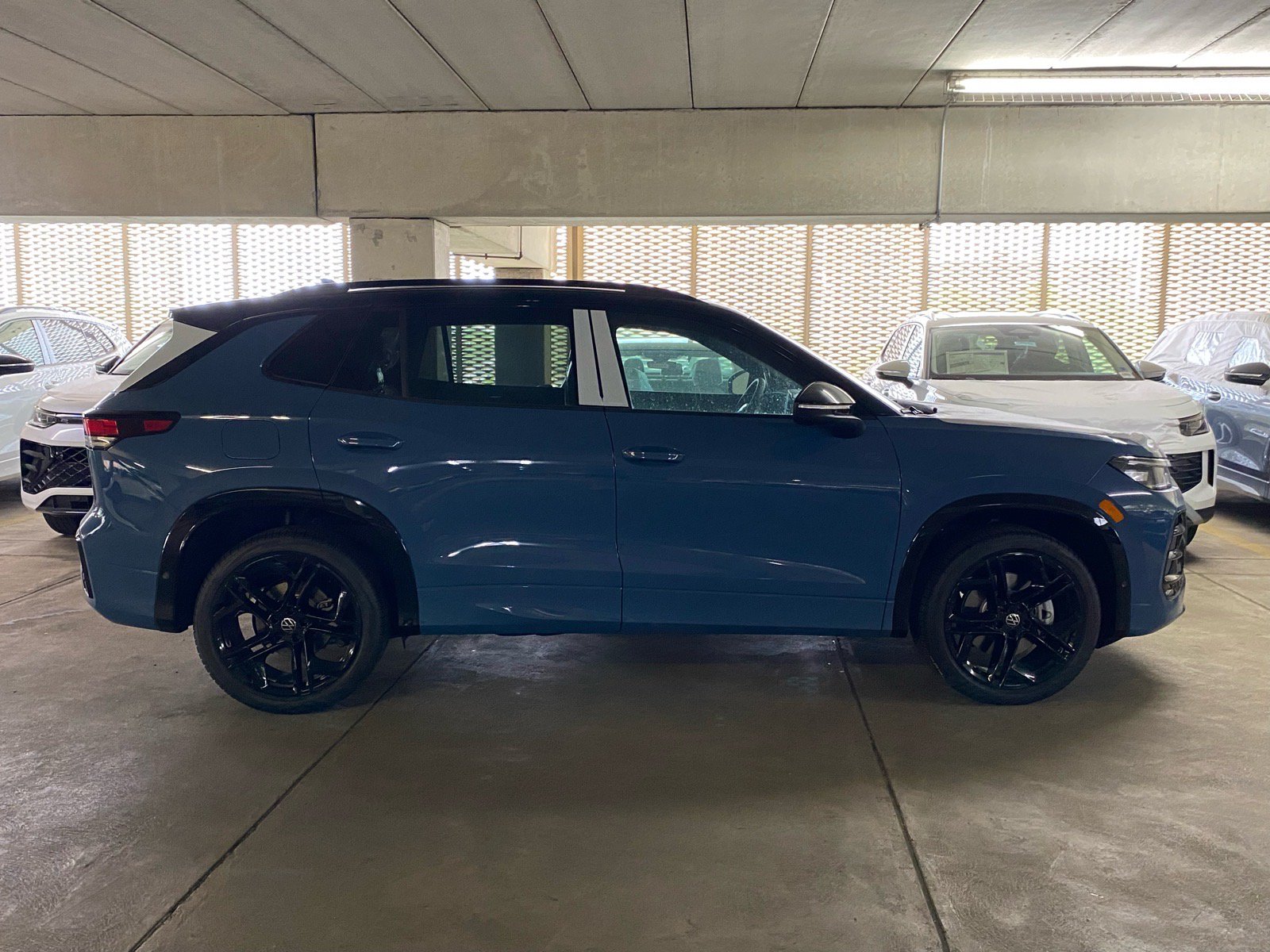 New 2026 Volkswagen Tiguan SE R-Line AWD/4WD image 2