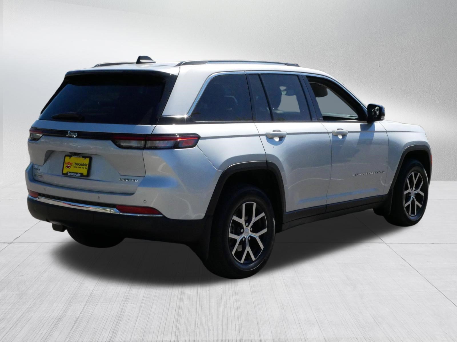 Used 2023 Jeep Grand Cherokee Limited w/ Trailer Tow Prep Group (B) AWD/4WD image 7