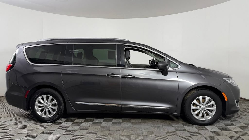 Used 2018 Chrysler Pacifica Touring-L w/ Premium Audio Group FWD image 9