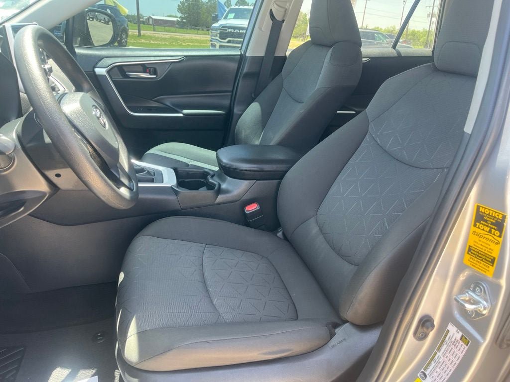 Used 2021 Toyota RAV4 XLE w/ Convenience Package FWD image 24