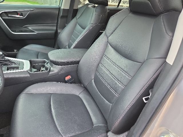 Used 2019 Toyota RAV4 XLE Premium FWD image 7
