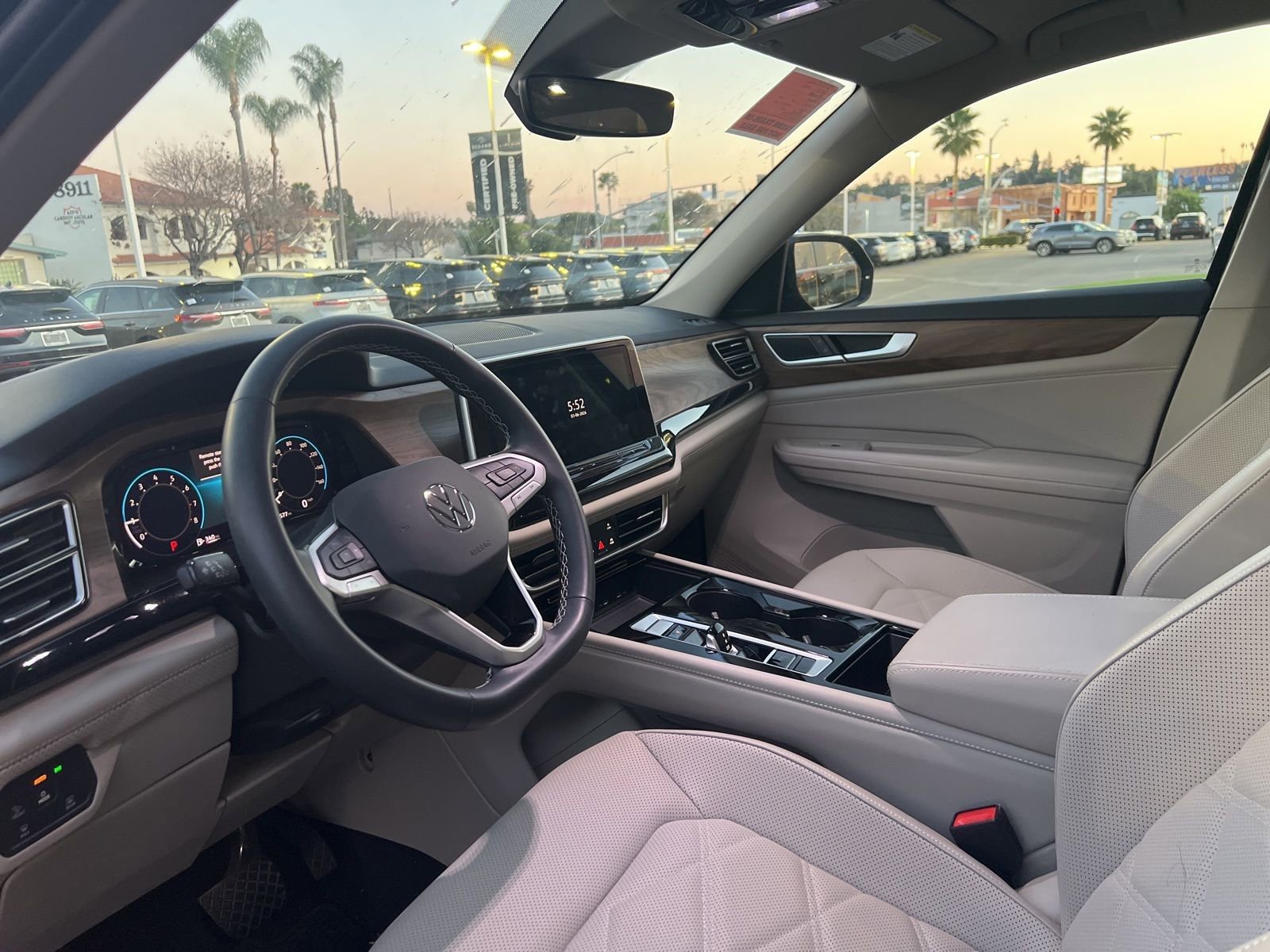 Used 2024 Volkswagen Atlas SE w/ Panoramic Sunroof Package image 13