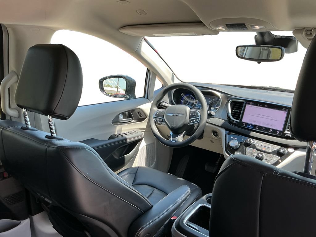 Used 2024 Chrysler Pacifica Touring-L FWD image 18