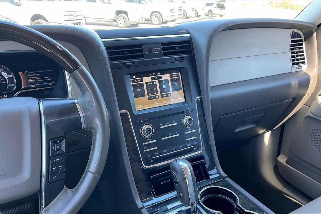 Used 2017 Lincoln Navigator Select image 9