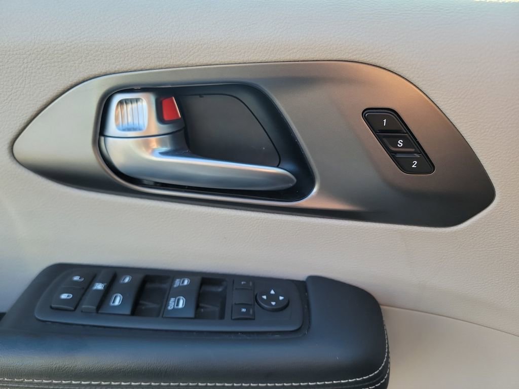 Used 2024 Chrysler Pacifica Touring-L FWD image 19