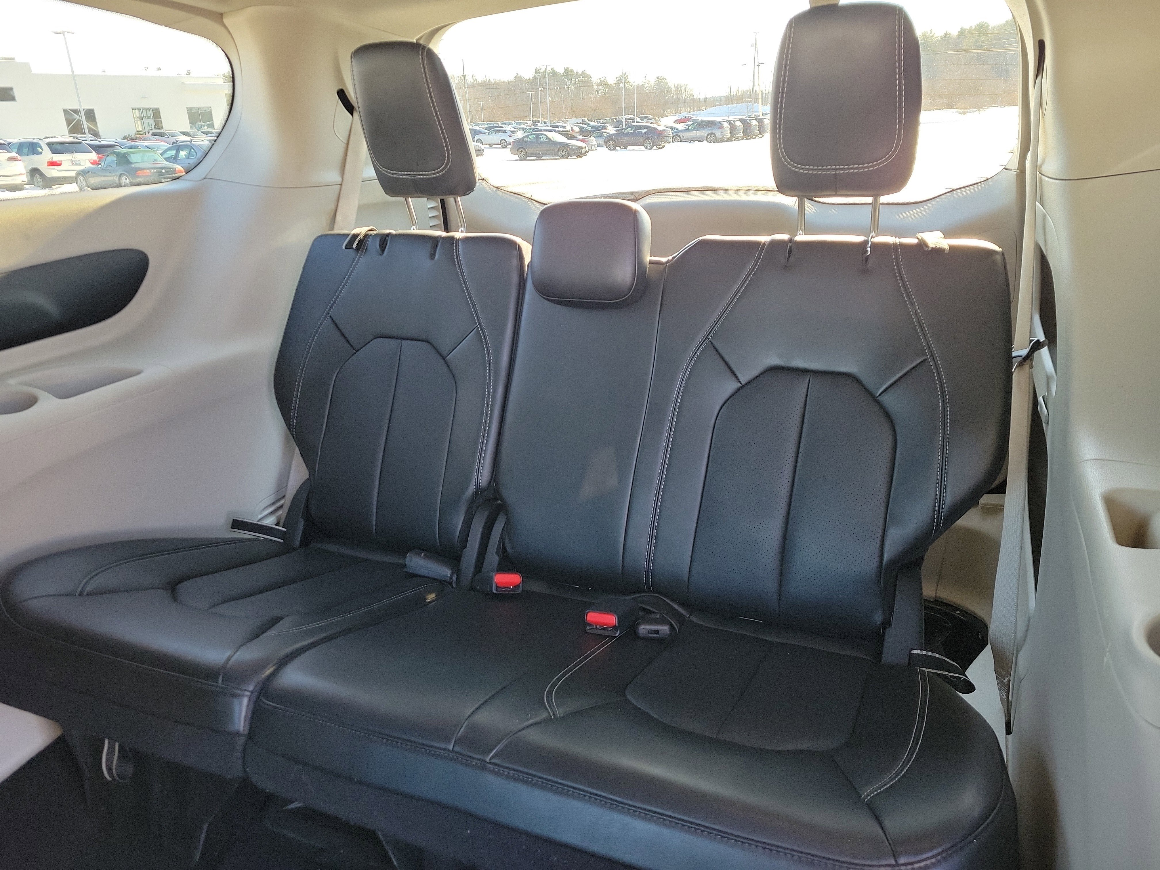 Used 2024 Chrysler Pacifica Touring-L image 17