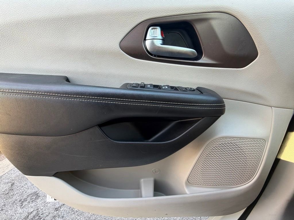 Used 2022 Chrysler Voyager LX image 33