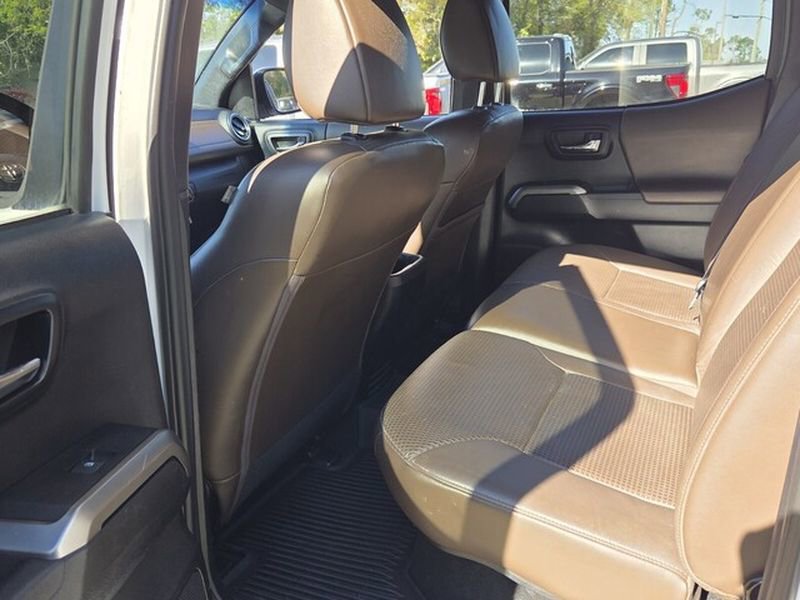 Used 2016 Toyota Tacoma Limited w/ Towing Package image 8