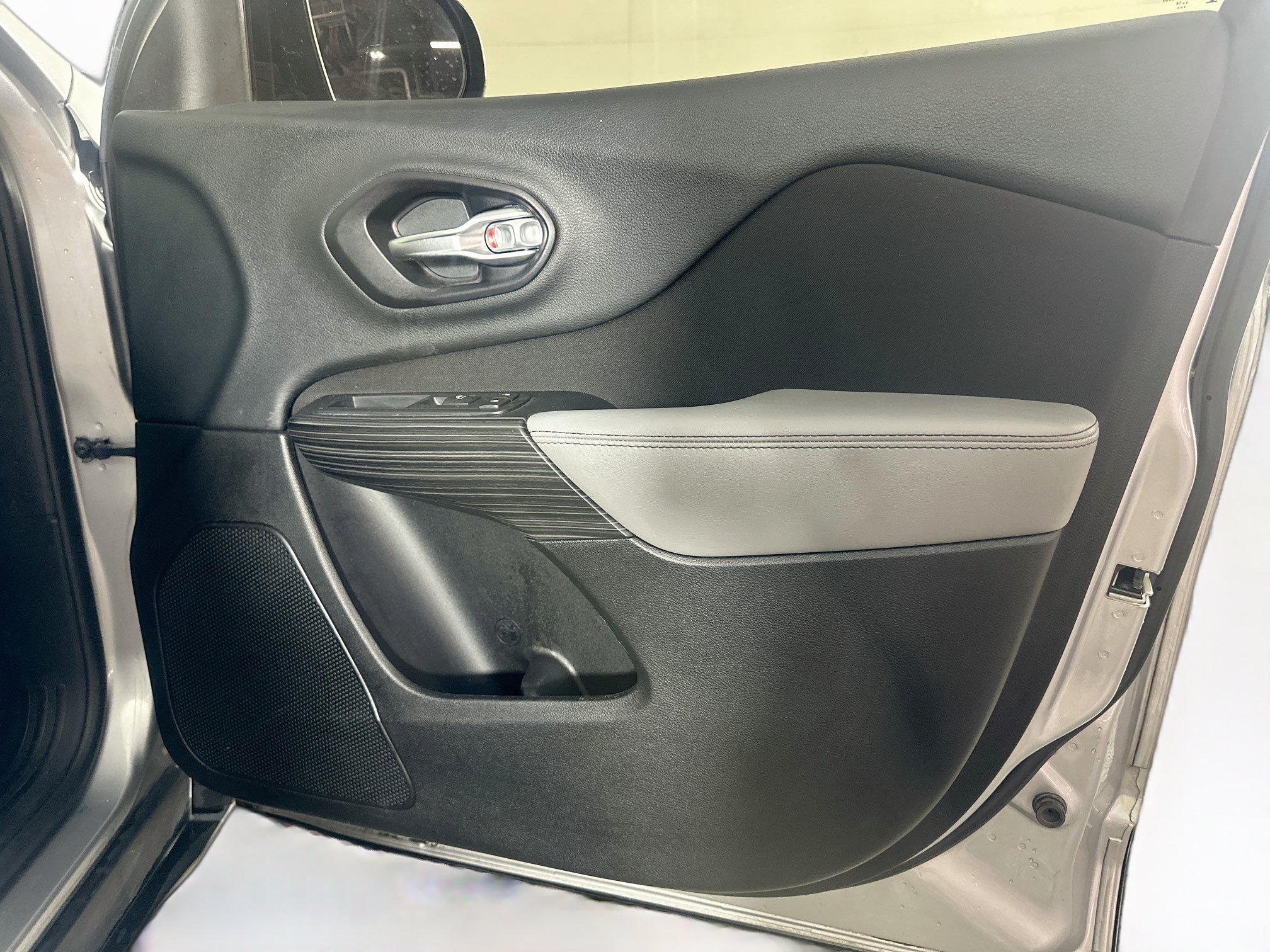 Used 2014 Jeep Cherokee Sport AWD/4WD image 28