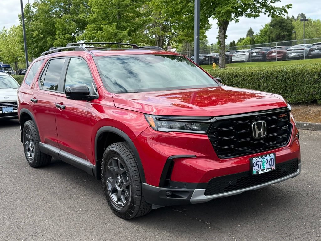 Used 2025 Honda Pilot TrailSport image 2