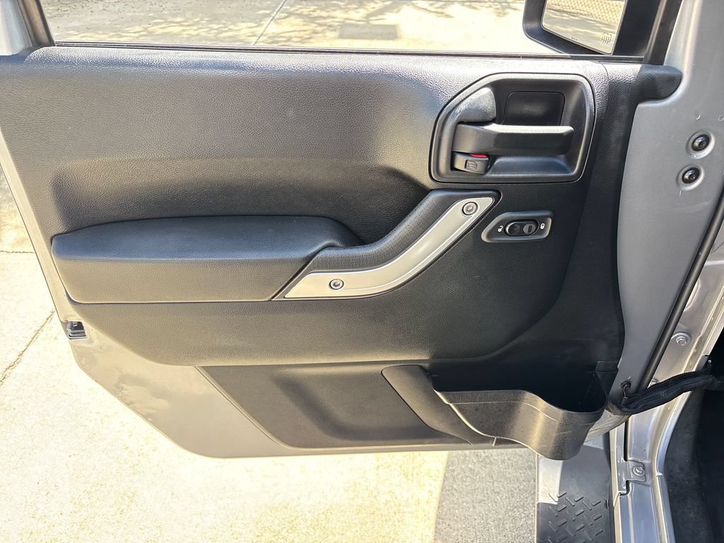 Used 2016 Jeep Wrangler Unlimited Sahara w/ Connectivity Group AWD/4WD image 16