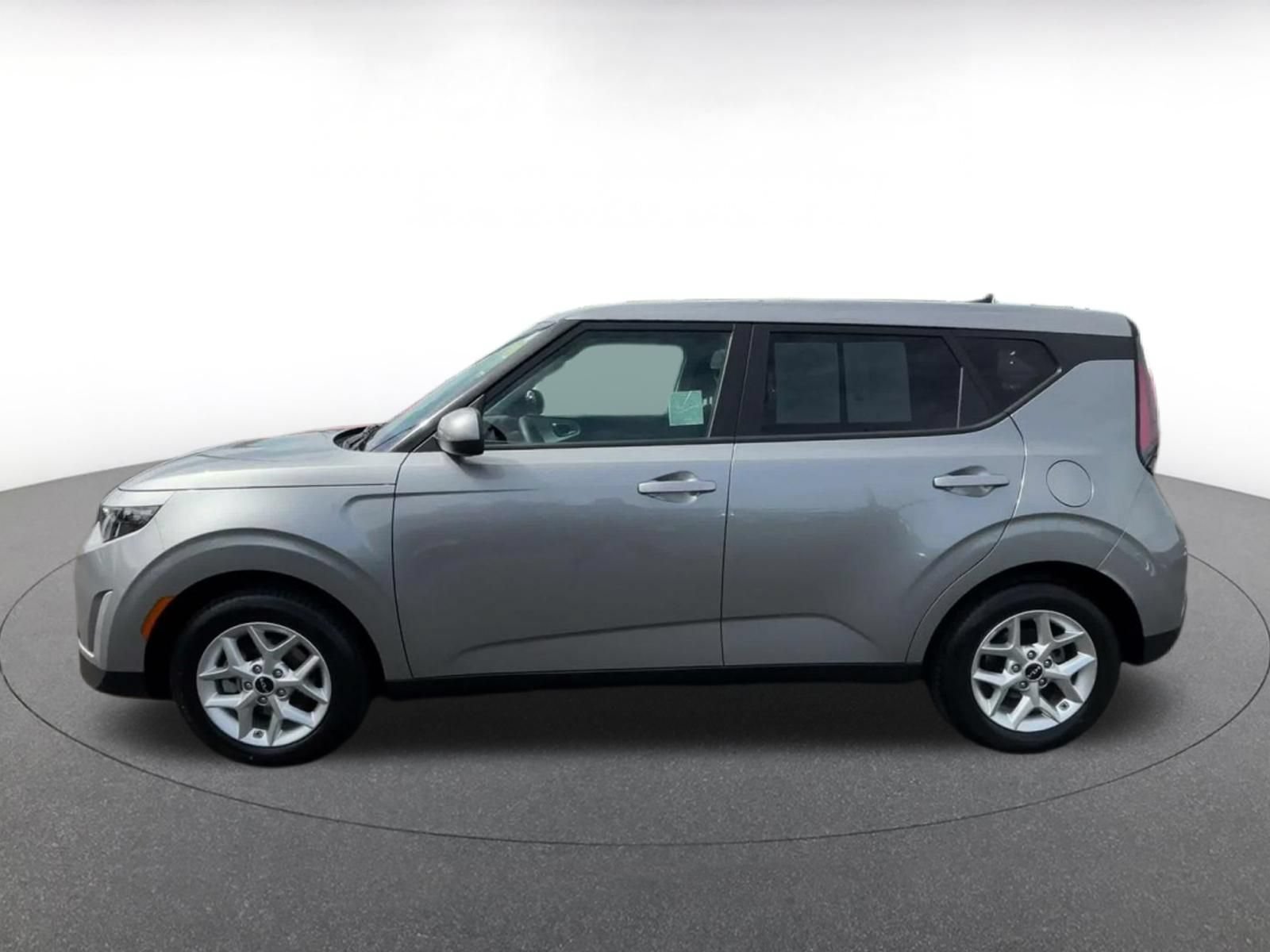 Used 2025 Kia Soul LX w/ LX Technology Package FWD image 7