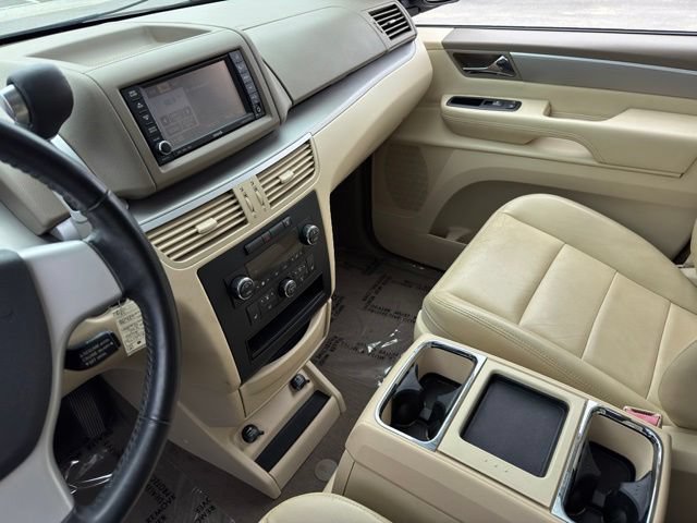 Used 2010 Volkswagen Routan SEL FWD image 16
