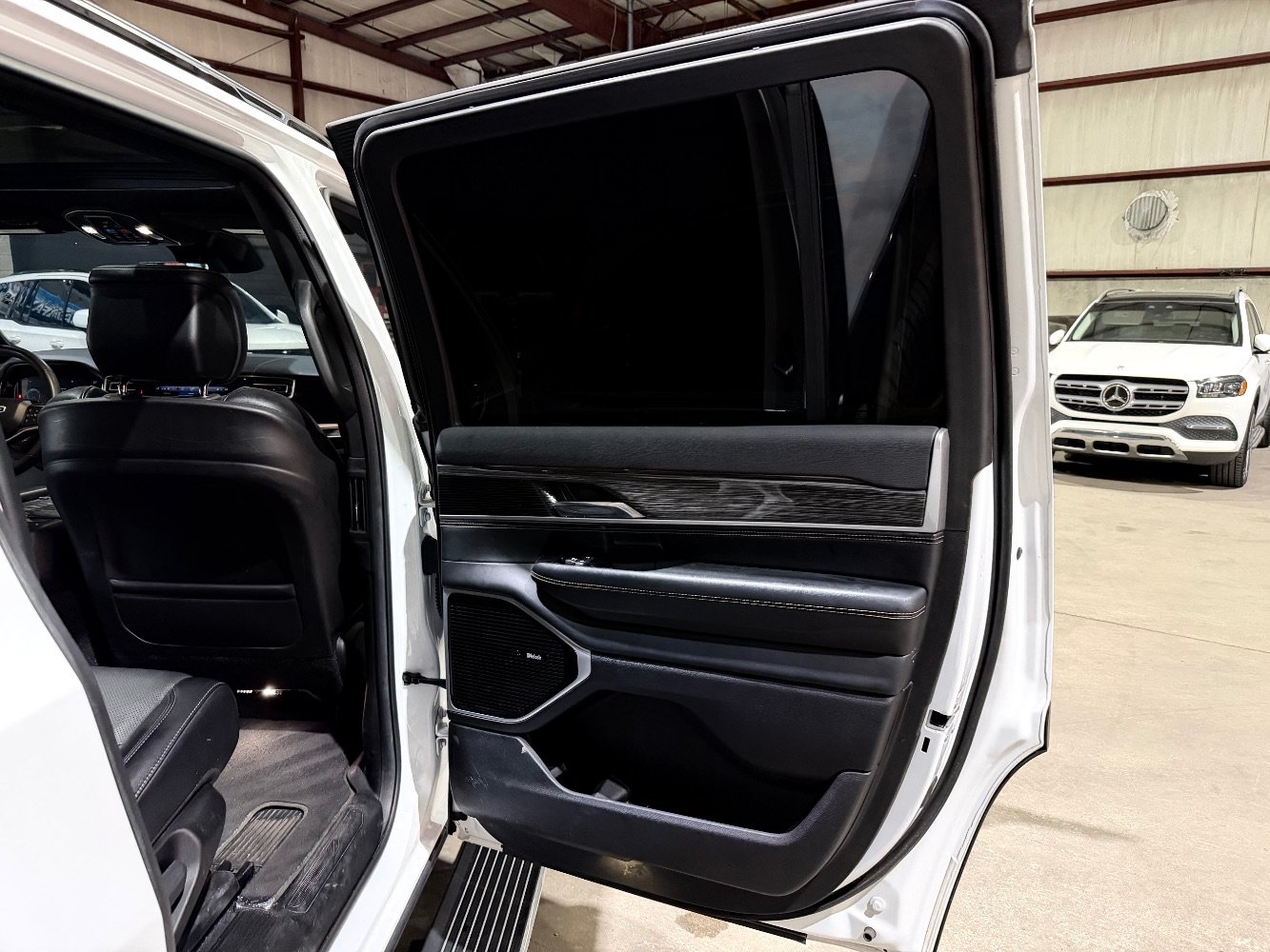 Used 2022 Jeep Wagoneer Series III w/ Premium Group I AWD/4WD image 20