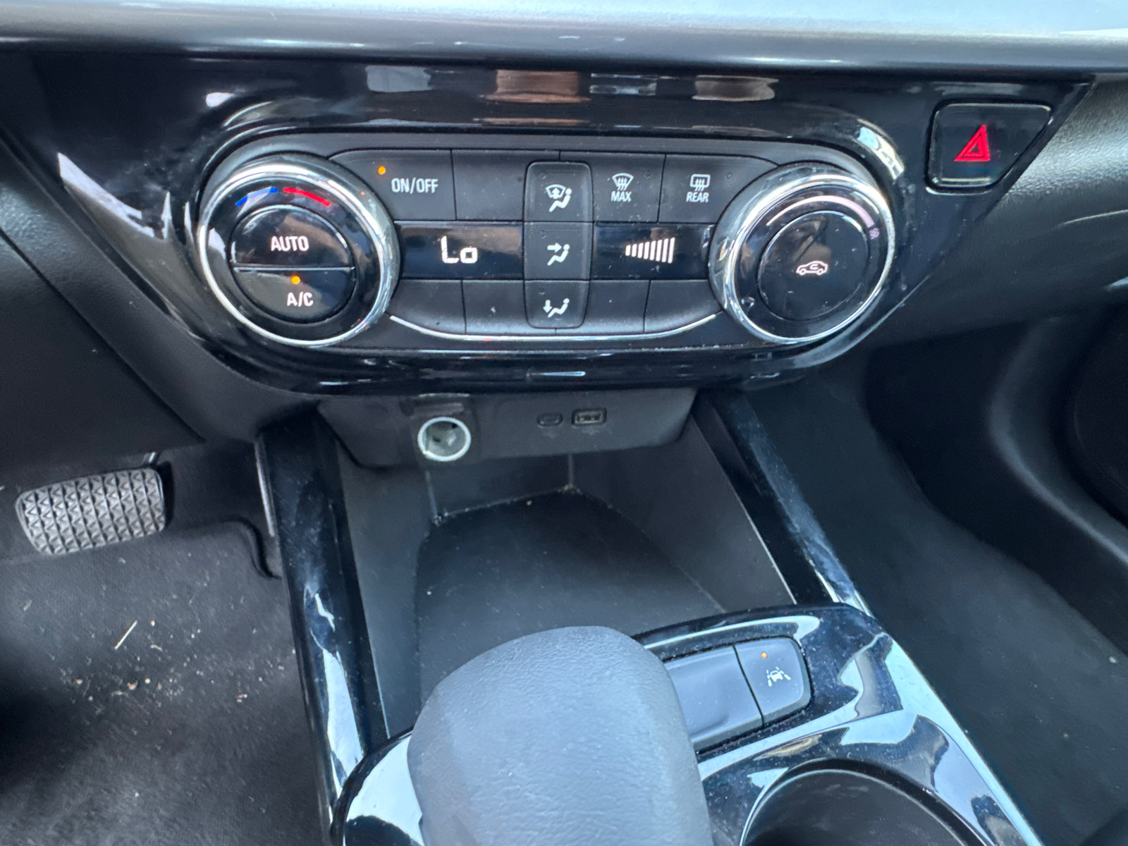Used 2025 Chevrolet Trax LT FWD image 28