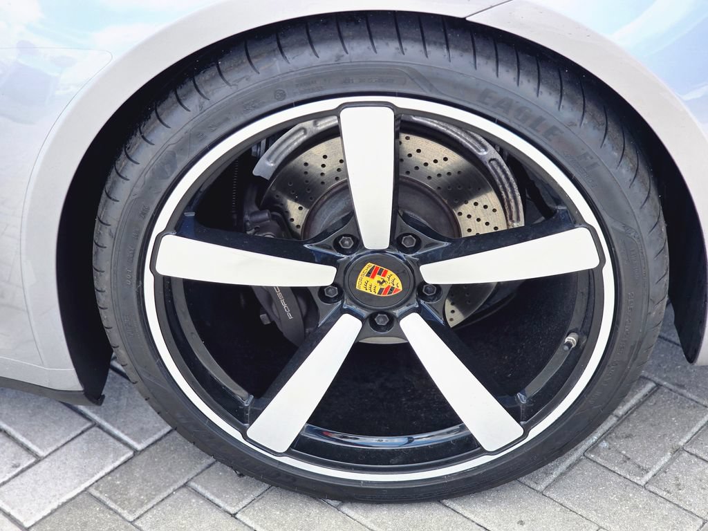Used 2023 Porsche 911 Carrera w/ Premium Package RWD image 8