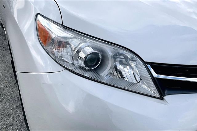Used 2019 Toyota Sienna XLE w/ XLE Navigation Package image 28