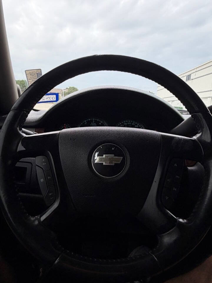 Used 2008 Chevrolet Suburban LT image 16