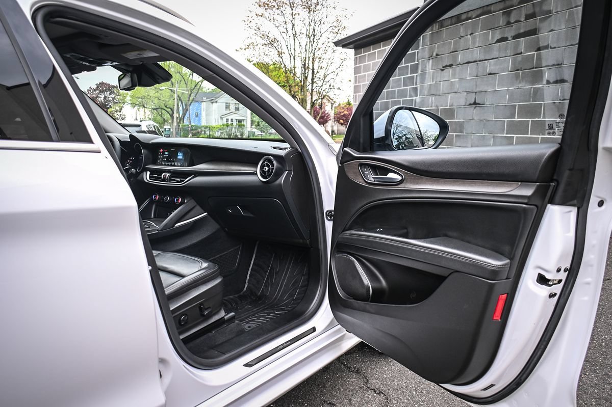 Used 2021 Alfa Romeo Stelvio Ti AWD/4WD image 16