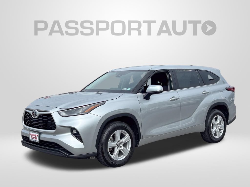 Used 2025 Toyota Highlander LE FWD image 1