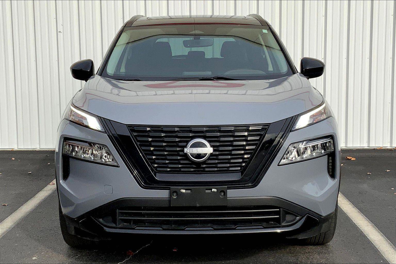 Used 2023 Nissan Rogue SV w/ SV Premium B Package image 3