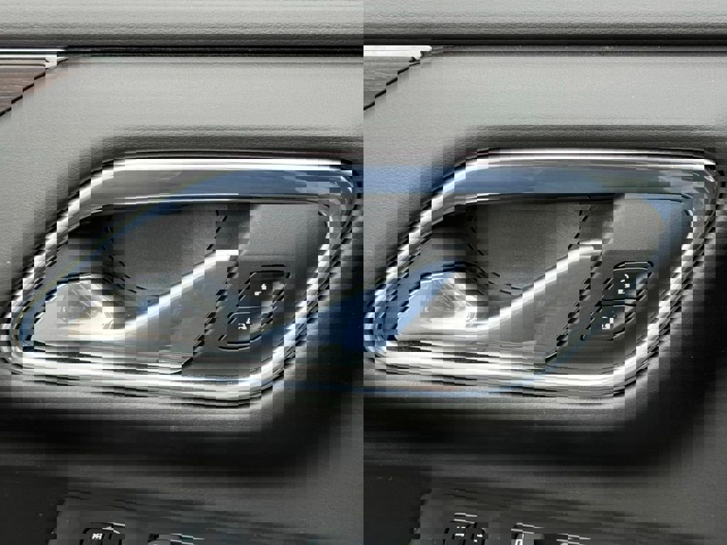 Used 2023 Chevrolet Suburban LT w/ Luxury Package AWD/4WD image 18